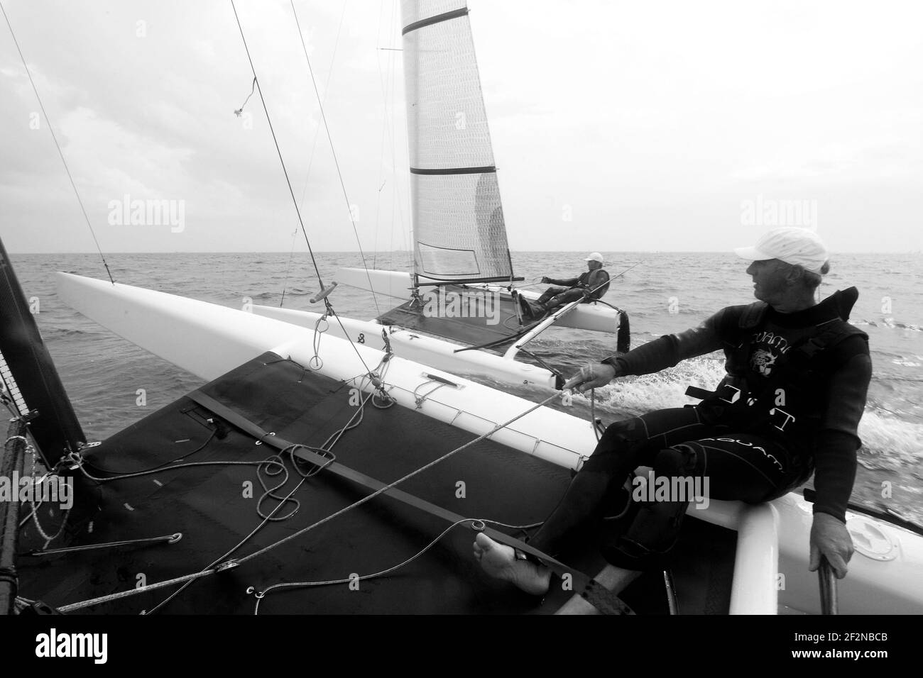 VOILE - CLASSE A - LE POULIGUEN (FRA) - 30/04/2011 - PHOTO : CHRISTOPHE LAUNAY / DPPI - les légendaires spécialistes français de la multicoque, Bruno et Loick Peyron préparant le défi pour la 34e coupe de l'Amérique en classe. Vidéo derrière la scène avec Shirley Robertson pour Mainsail CNN. Banque D'Images