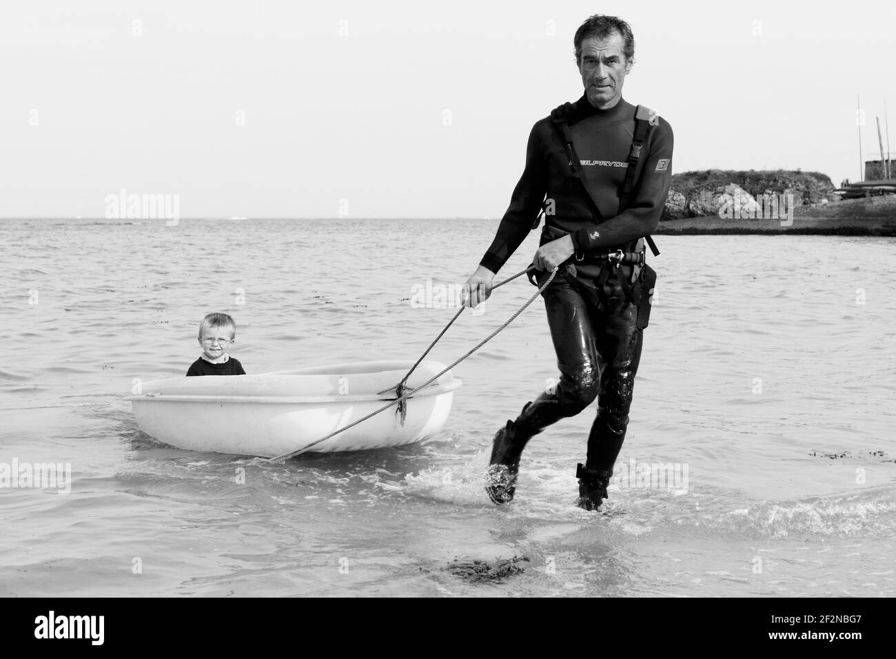 VOILE - CLASSE A - LE POULIGUEN (FRA) - 30/04/2011 - PHOTO : CHRISTOPHE LAUNAY / DPPI - les légendaires spécialistes français de la multicoque, Bruno et Loick Peyron préparant le défi pour la 34e coupe de l'Amérique en classe. Vidéo derrière la scène avec Shirley Robertson pour Mainsail CNN. Banque D'Images