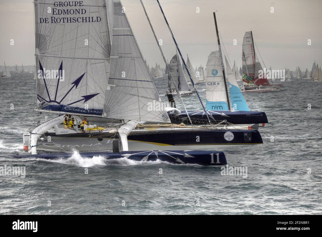 VOILE - TOUR DE BELLE ILE 2011 - LA TRINITE SUR mer (FRA) - PHOTO : CHRISTOPHE LAUNAY / DPPISecond voile en France, en nombre de navires participants. GITANA 11 / SKIPPER : SÉBASTIEN JOSSE Banque D'Images