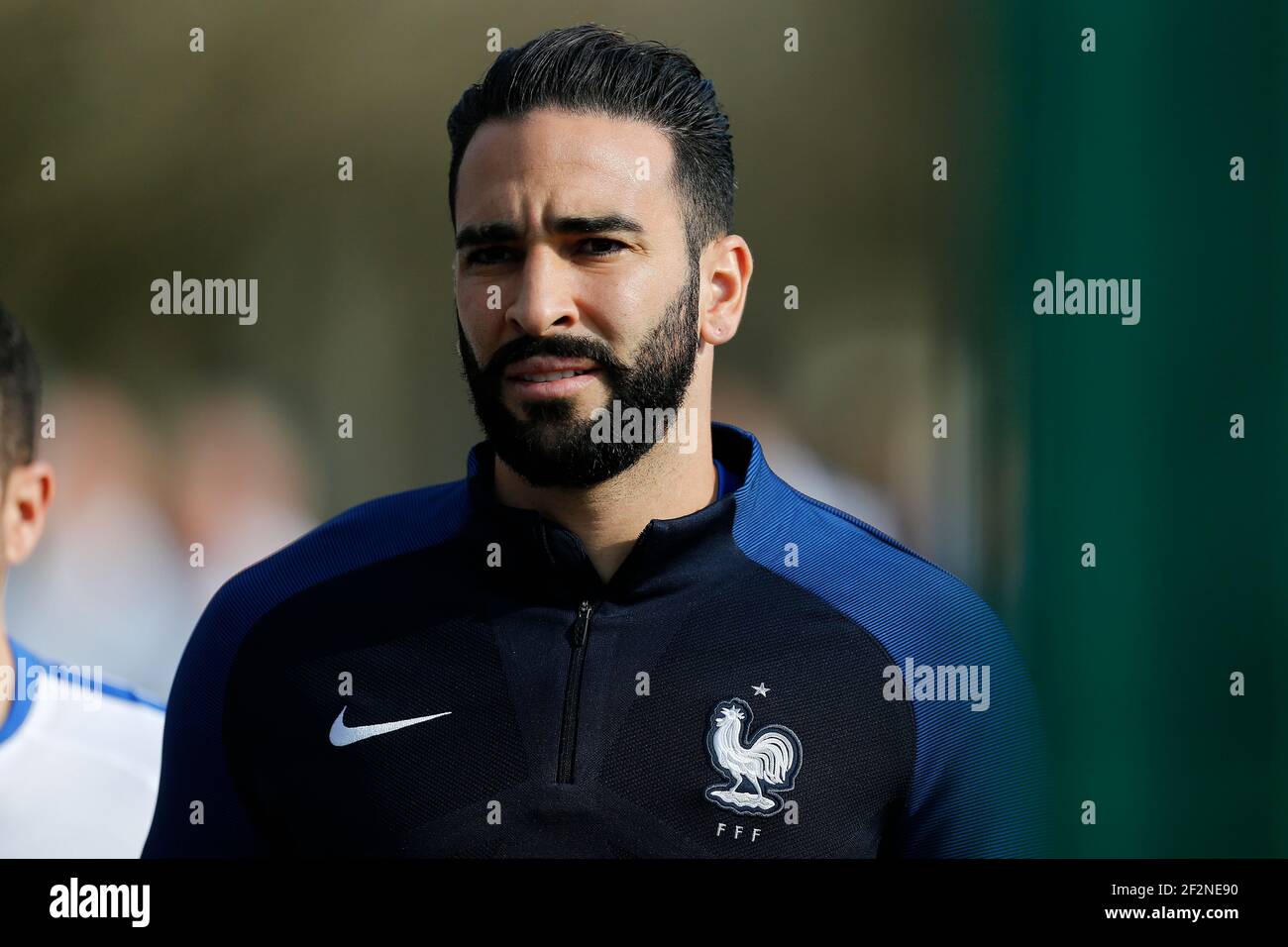 Le défenseur français Adil Rami regarde pendant la formation de la France  le 26 mars 2017 à Clairefontaine en France - photo Benjamin Cremel / DPPI  Photo Stock - Alamy