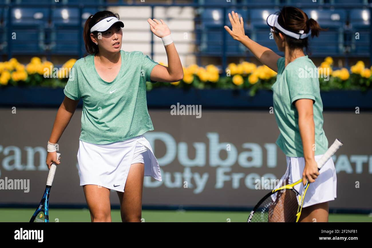 Yifan Xu et Zhaoxuan Yang de Chine jouant en double au tournoi WTA 1000 des  Championnats de tennis duty Free de Dubaï 2021 le 12 mars 2021 au Dubai  Duty Free tennis