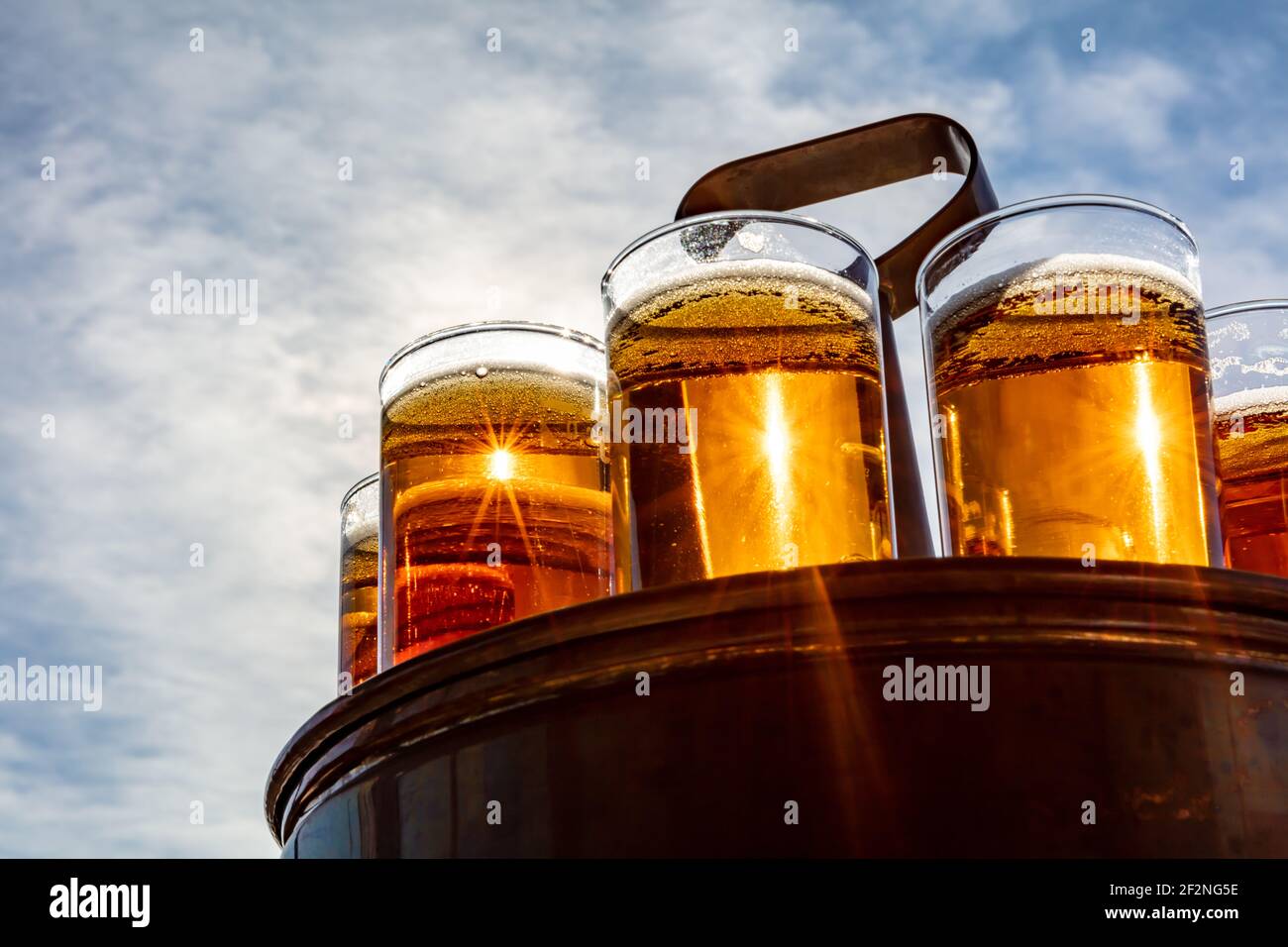 Koelsch - une bière de spécialité de Cologne dans un typique plateau dans le café en plein air Banque D'Images