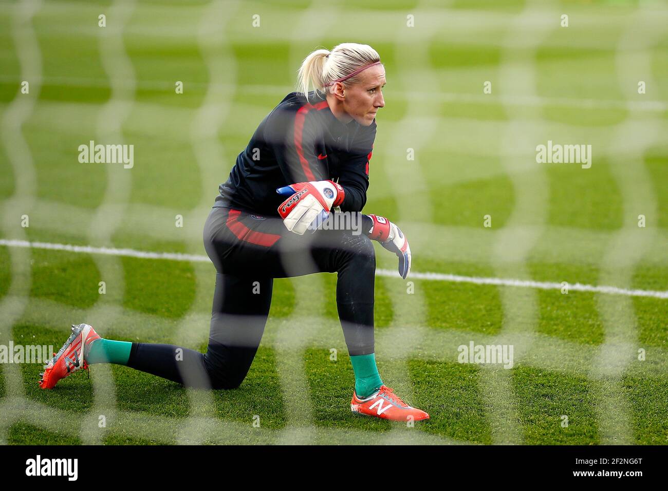 Le gardien de but polonais de Paris Saint Germain Katarzyna Kiedrzynek regarde devant la Ligue des champions des femmes de l'UEFA, quart de finale de football, 2ème jambe entre Paris Saint-Germain et Bayern Munich le 29 mars 2017 au stade du Parc des Princes à Paris, France - photo Benjamin Cremel / DPPI Banque D'Images