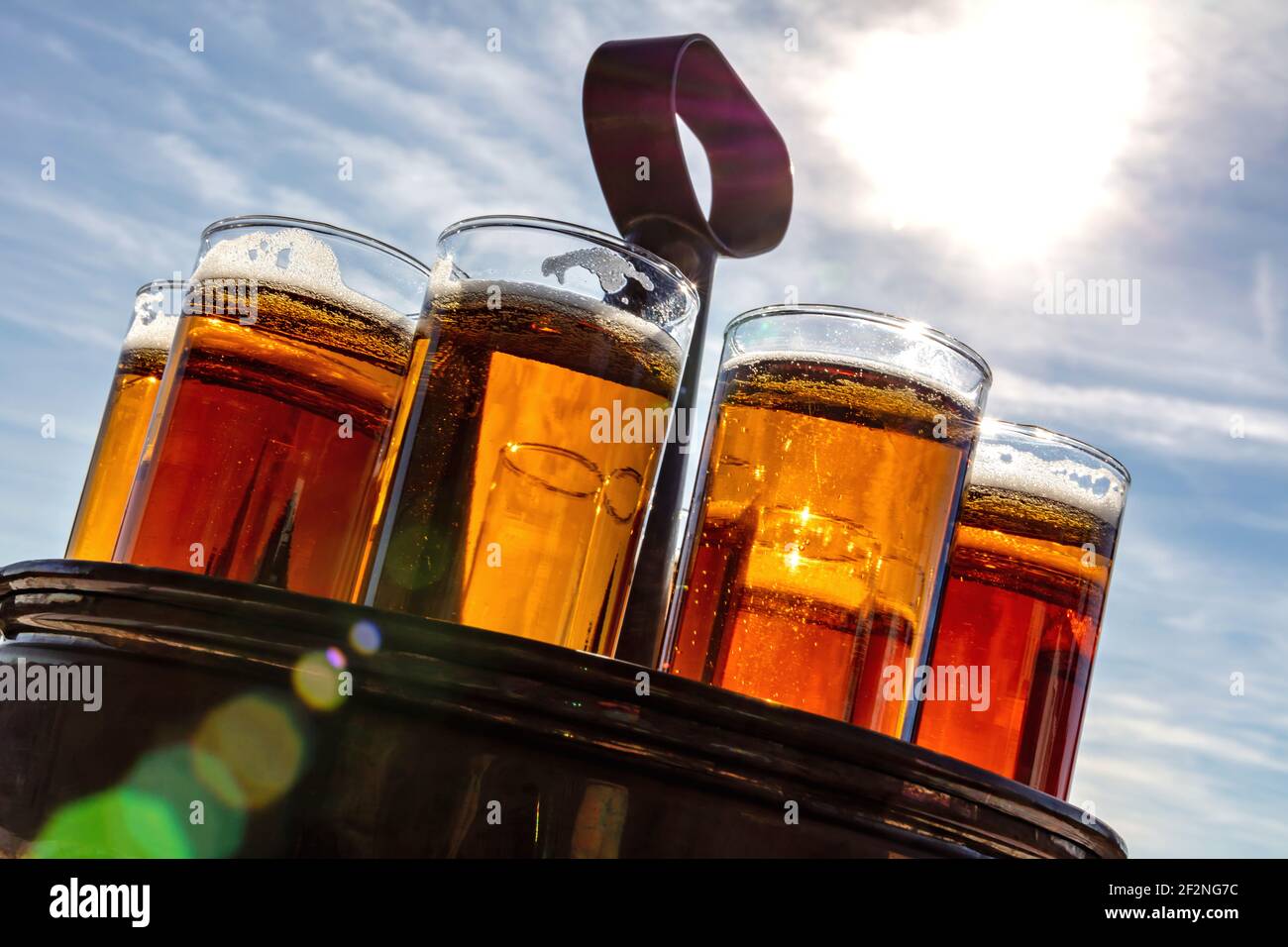 Koelsch - une bière de spécialité de Cologne dans un typique plateau dans le café en plein air Banque D'Images