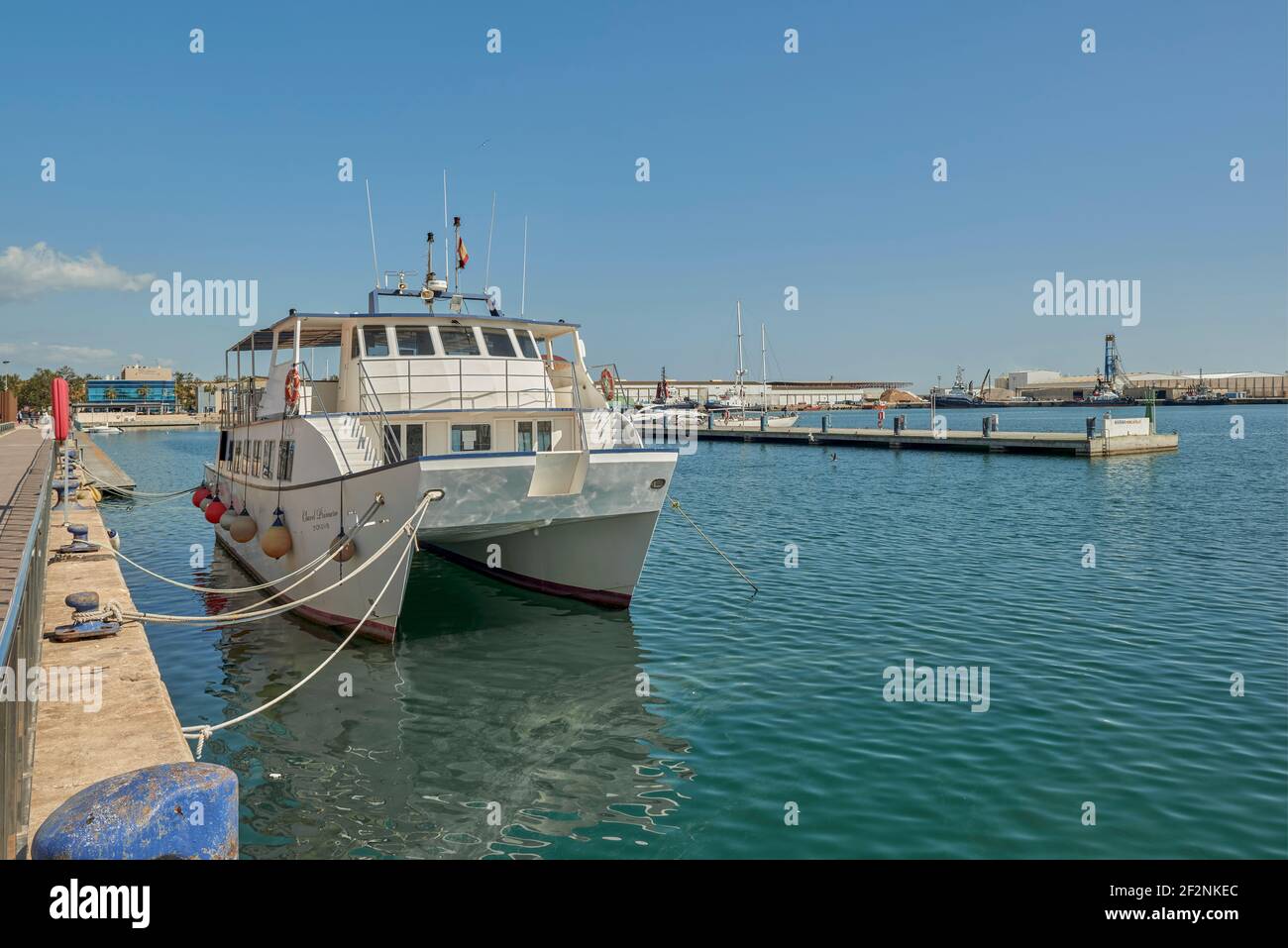 Catamaran amarré dans le port, port du quartier maritime de Grao dans la ville de Castellon, Espagne, Europe Banque D'Images