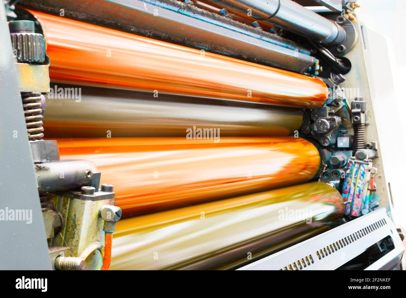Rouleaux couleur et brillant de la machine d'impression offset. Couleur de l'encre offset. Orange Banque D'Images