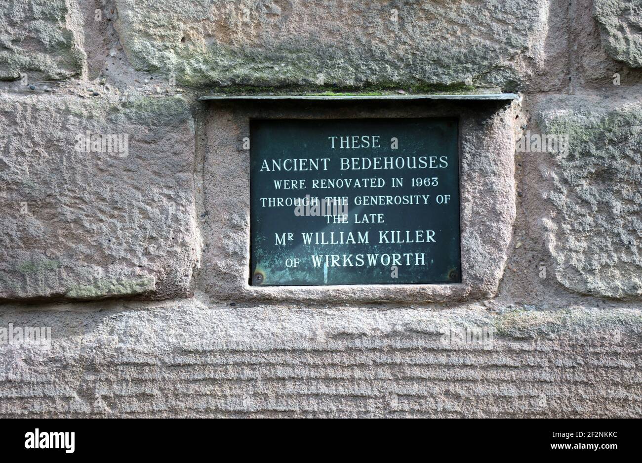 Plaque sur les anciennes maisons de bedehouses à côté de l'église dans Wirksworth Banque D'Images
