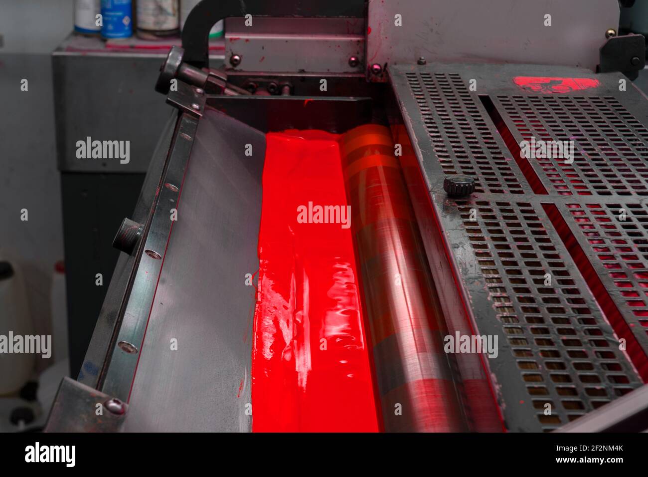 Rouleaux couleur et brillant de la machine d'impression offset. Couleur de l'encre offset. Le trône de Komori. Magenta Banque D'Images