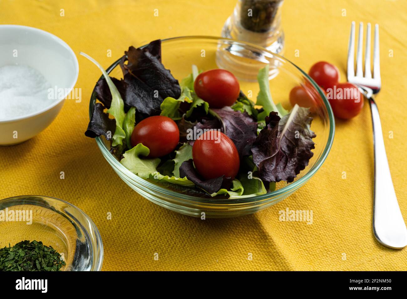 garnir un bol de salade et de tomates Banque D'Images