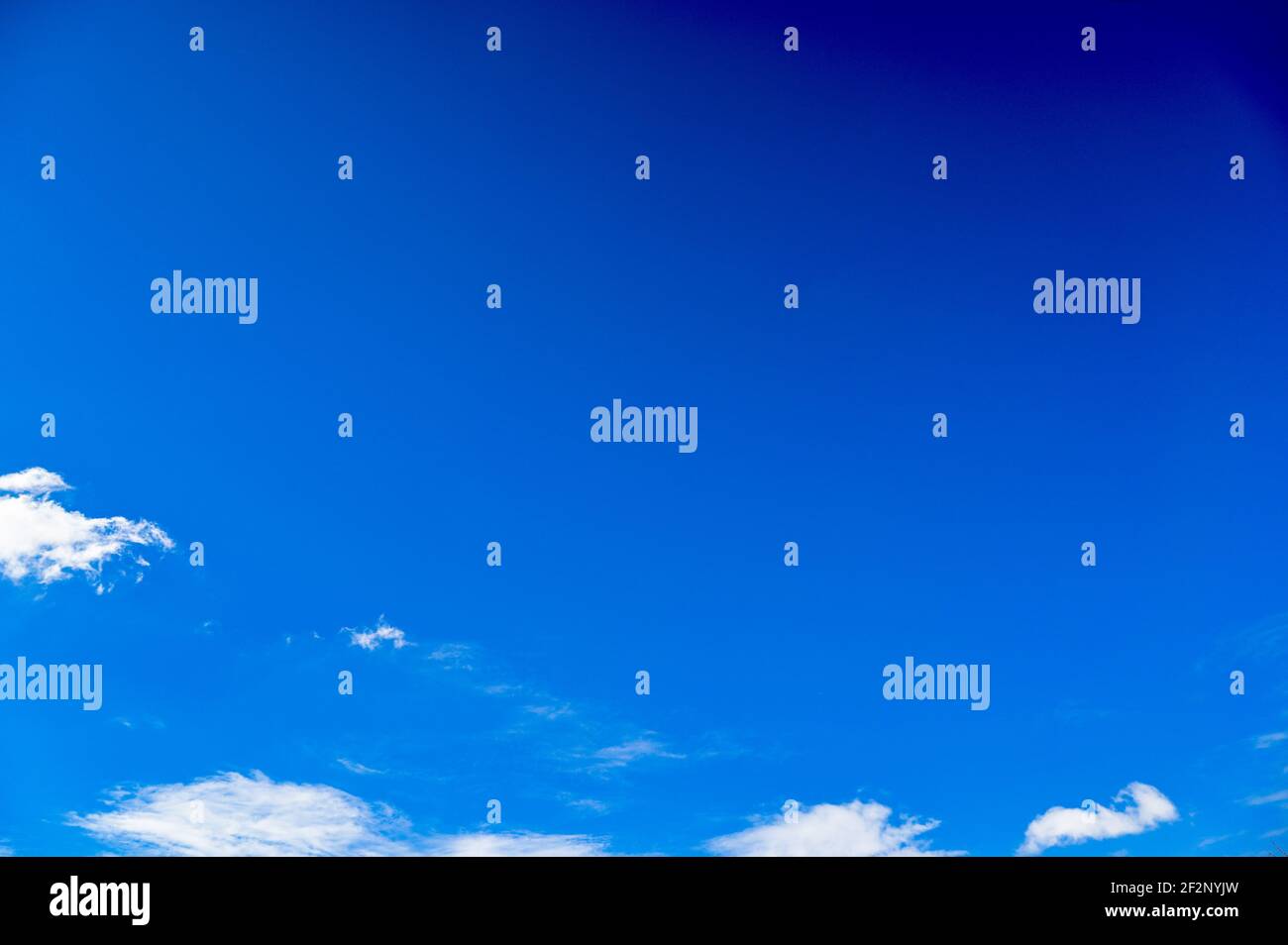 Ciel bleu avec peu de nuages Banque D'Images