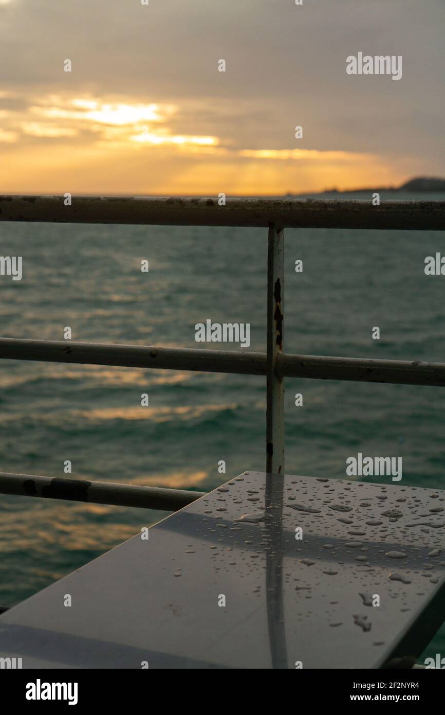 Koh Chang, Thaïlande - 27 juin 2016 : le soleil se couche dans le golfe de Thaïlande. Banque D'Images