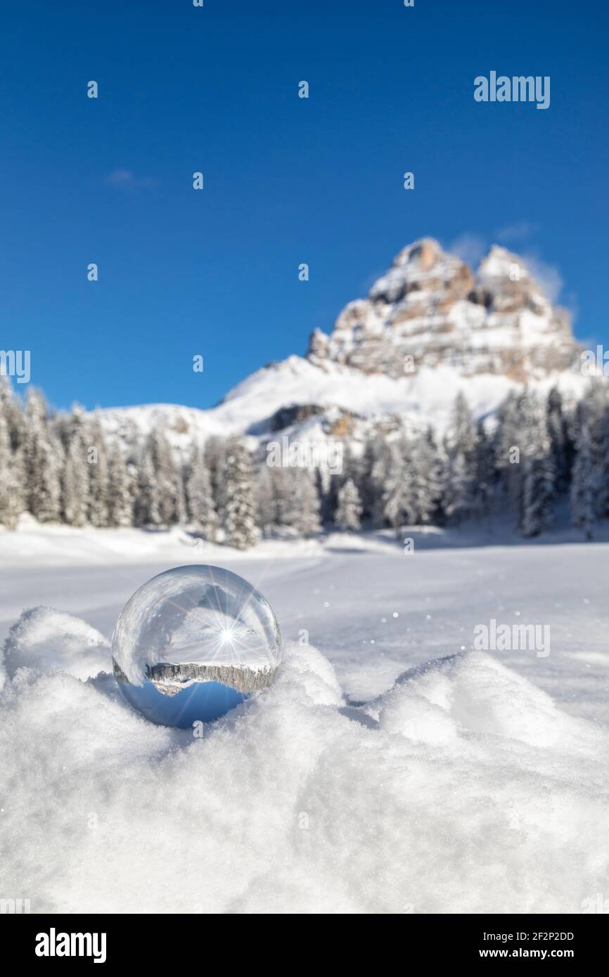 Tre cime di Lavaredo, Dolomites, vu à travers une boule de cristal en hiver, paysage enneigé, Auronzo di Cadore, Belluno, Vénétie, Italie Banque D'Images