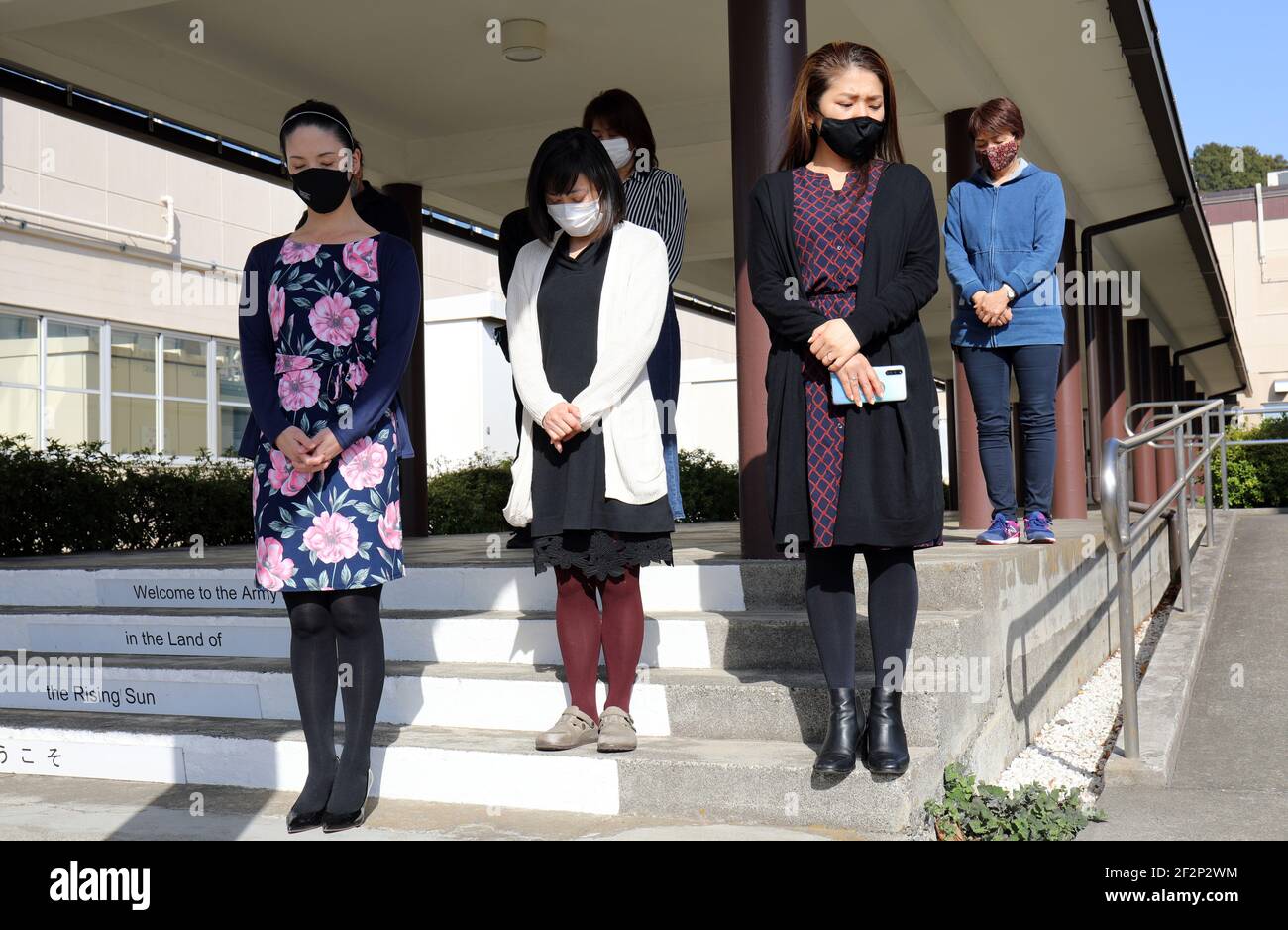 Zama, Japon. 11 mars 2021. Les employés de la garnison de l'armée au Japon se tiennent pour un moment de silence pour marquer le dixième anniversaire du grand tremblement de terre de Tohoku et de la catastrophe du tsunami devant le bâtiment du quartier général de Camp Zama le 11 mars 2021 à Zama, au Japon. Le tremblement de terre et le tsunami qui en a résulté ont causé la mort de 15,884 personnes dans 20 préfectures au Japon. Credit: Planetpix/Alamy Live News Banque D'Images