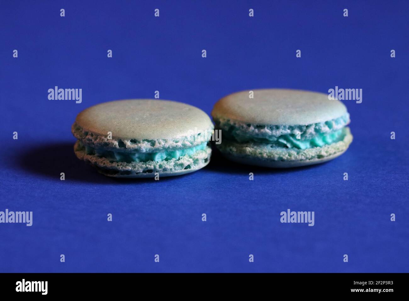 Macarons bleus sur fond bleu Banque D'Images