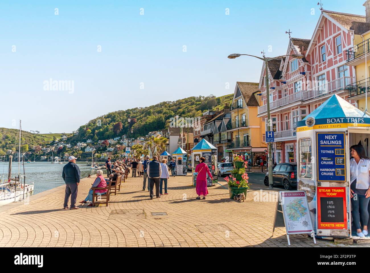 Touristes visitant le front de mer du port de Dartmouth, Devon, Angleterre, Royaume-Uni Banque D'Images