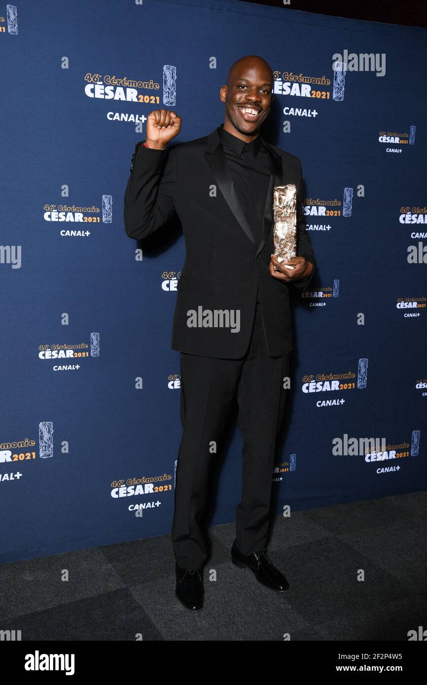 Jean-Pascal Zadi pose avec le meilleur nouveau venu masculin Cesar prix  pour le film "tout simplement noir" lors de la 46e édition de la cérémonie  des Cesar film Awards à l'Olympia à