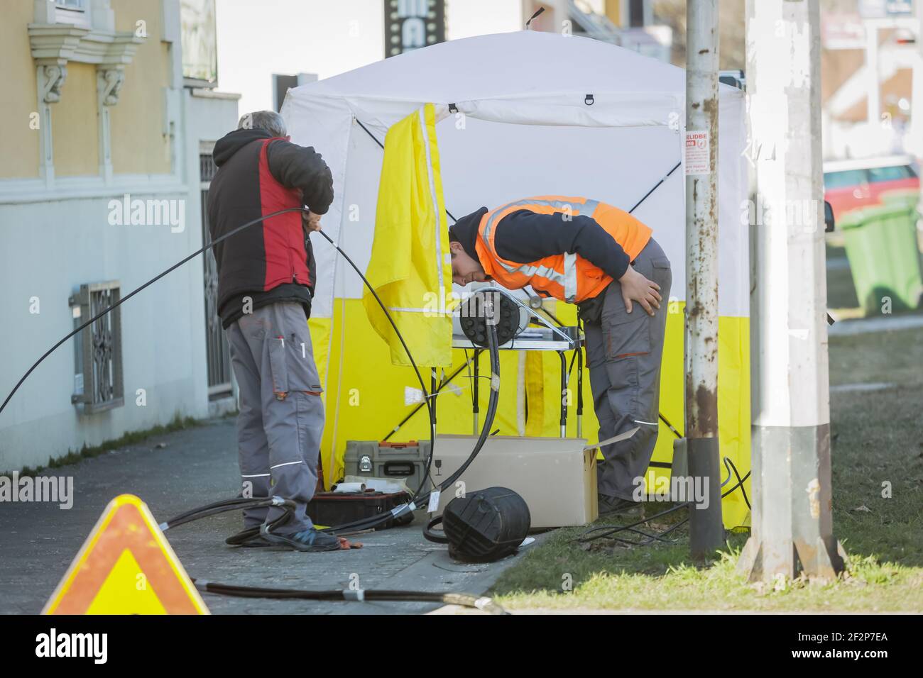 Les employés exécutent des câbles à fibres optiques pour un accès Internet haut débit et une meilleure connectivité des télécommunications via Velika Gorica. Banque D'Images