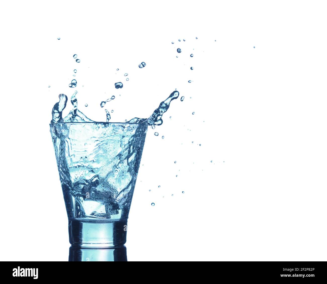 Projection d'eau dans les verres isolés sur fond blanc. Eau minérale froide avec glace dans un verre. Banque D'Images