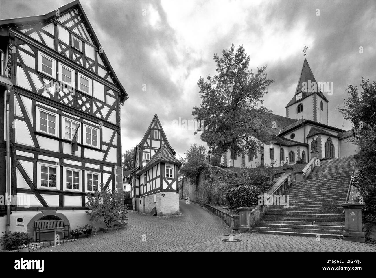 Plus petite maison, maison à colombages, église Saint-Martin, escalier d'église, Kirchgasse, Vieille ville, Bad Orb, main-Kinzig-Kreis, Hesse, Allemagne, Europe Banque D'Images