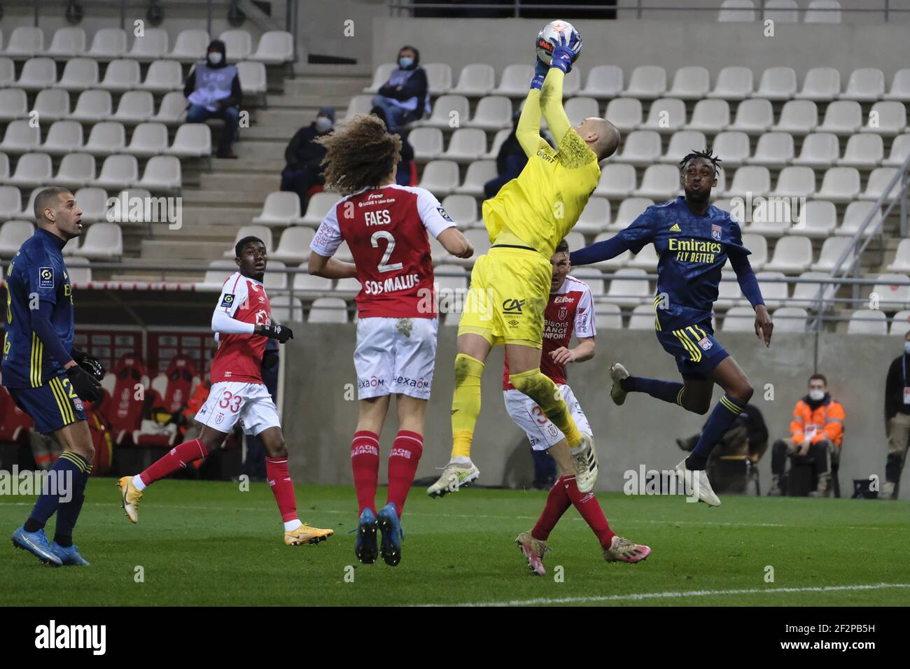 Reims, Marne, France. 12 mars 2021. Gardien de but de Reims PREDRAG RAJKOVIC hommes du match en action pendant le championnat français de football Ligue 1 Uber Eats Stade de Reims contre l'Olympique Lyonnais à Auguste Delaune Stadium - Reims.Match tiré 1:1 crédit: Pierre Stevenin/ZUMA Wire/Alay Live News Banque D'Images