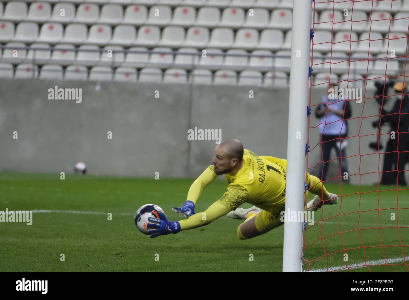 Reims, Marne, France. 12 mars 2021. Gardien de but de Reims PREDRAG RAJKOVIC hommes du match en action pendant le championnat français de football Ligue 1 Uber Eats Stade de Reims contre l'Olympique Lyonnais à Auguste Delaune Stadium - Reims.Match tiré 1:1 crédit: Pierre Stevenin/ZUMA Wire/Alay Live News Banque D'Images