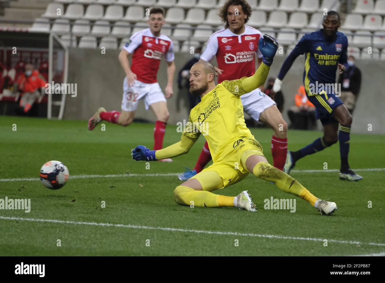 Reims, Marne, France. 12 mars 2021. Gardien de but de Reims PREDRAG RAJKOVIC hommes du match en action pendant le championnat français de football Ligue 1 Uber Eats Stade de Reims contre l'Olympique Lyonnais à Auguste Delaune Stadium - Reims.Match tiré 1:1 crédit: Pierre Stevenin/ZUMA Wire/Alay Live News Banque D'Images