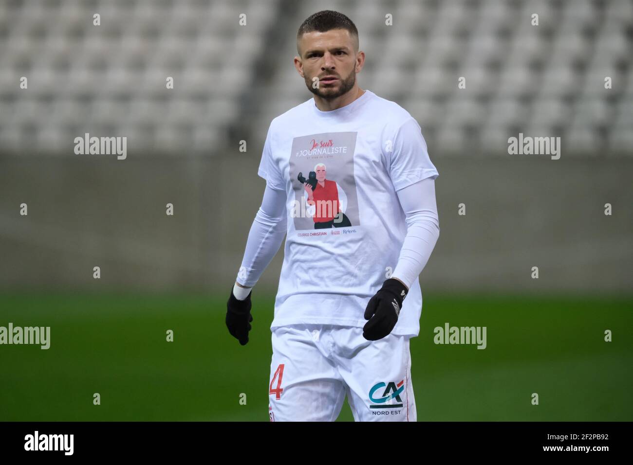 Reims, Marne, France. 12 mars 2021. Milieu de terrain de Reims VALON BERISHA en action pendant le championnat français de football Ligue 1 Uber Eats Stade de Reims contre Olympique Lyonnais au stade Auguste Delaune - Reims.Stade de Reims les joueurs portent un maillot pendant le réchauffement en soutien d'un photojournaliste qui est dans le coma après un assaut sauvage Dans un quartier de Reims pendant qu'il rapportait .tract match 1:1 crédit: Pierre Stevenin/ZUMA Wire/Alay Live News Banque D'Images