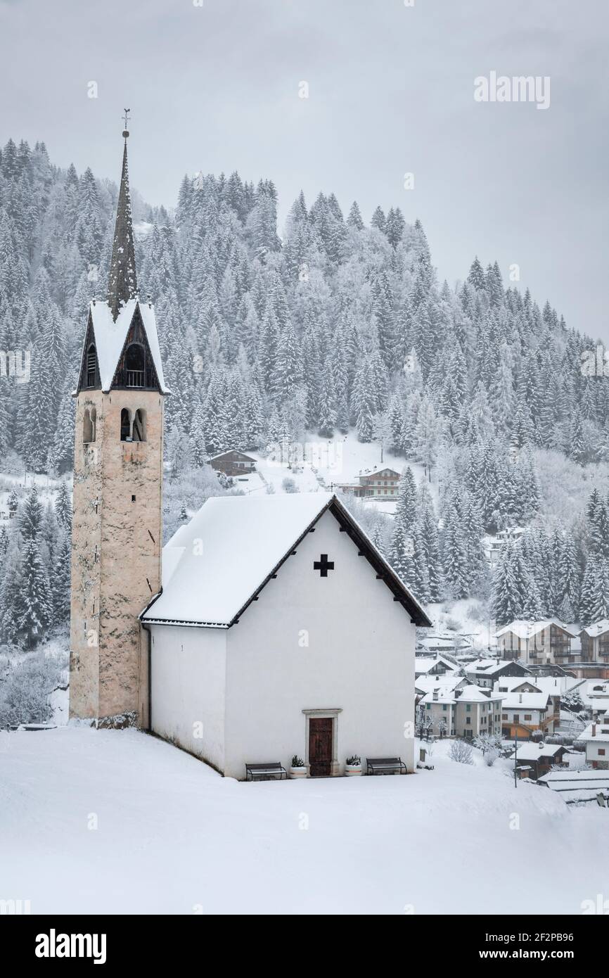 Ancienne église de la Beata Vergine della Salute (Sainte Vierge de la Santé ) en position dominante dans la petite ville de Caviola, hameau de Falcade, Valle del Biois, province de Belluno, Vénétie, Italie Banque D'Images