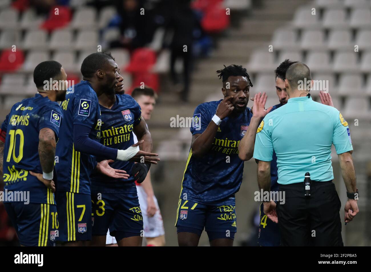 Reims, Marne, France. 12 mars 2021. Lyon Forward MAXWEL CORNET et les joueurs du Lyonnais contestent la décision de l'arbitre lors du championnat français de football Ligue 1 Uber Eats Stade de Reims contre l'Olympique Lyonnais au stade Auguste Delaune - Reims.jeu de match 1:1 crédit: Pierre Stevenin/ZUMA Wire/Alay Live News Banque D'Images