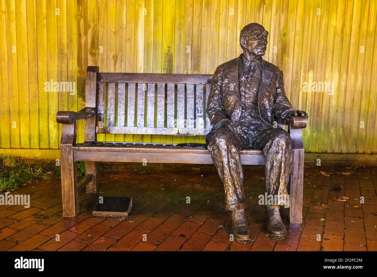 Angleterre, East Sussex, Burwash, statue assise de Rudyard Kipling à Burwash High Street Banque D'Images