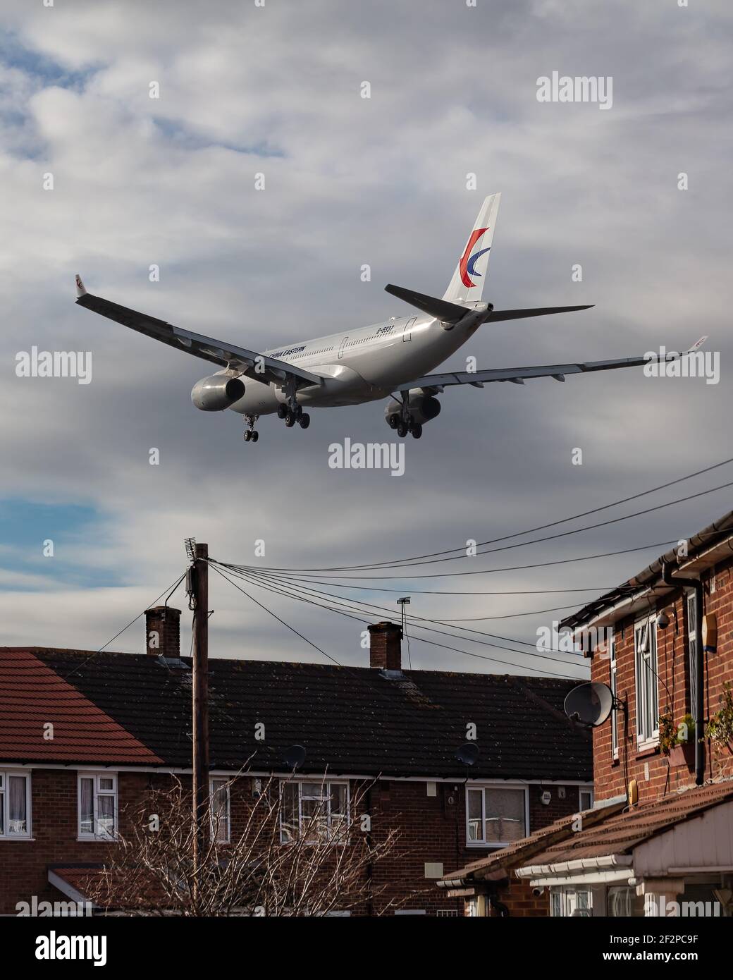 Londres, Royaume-Uni, février 2021 - un avion Airbus A330 flotte sur des maisons résidentielles à l'approche finale de l'aéroport Banque D'Images