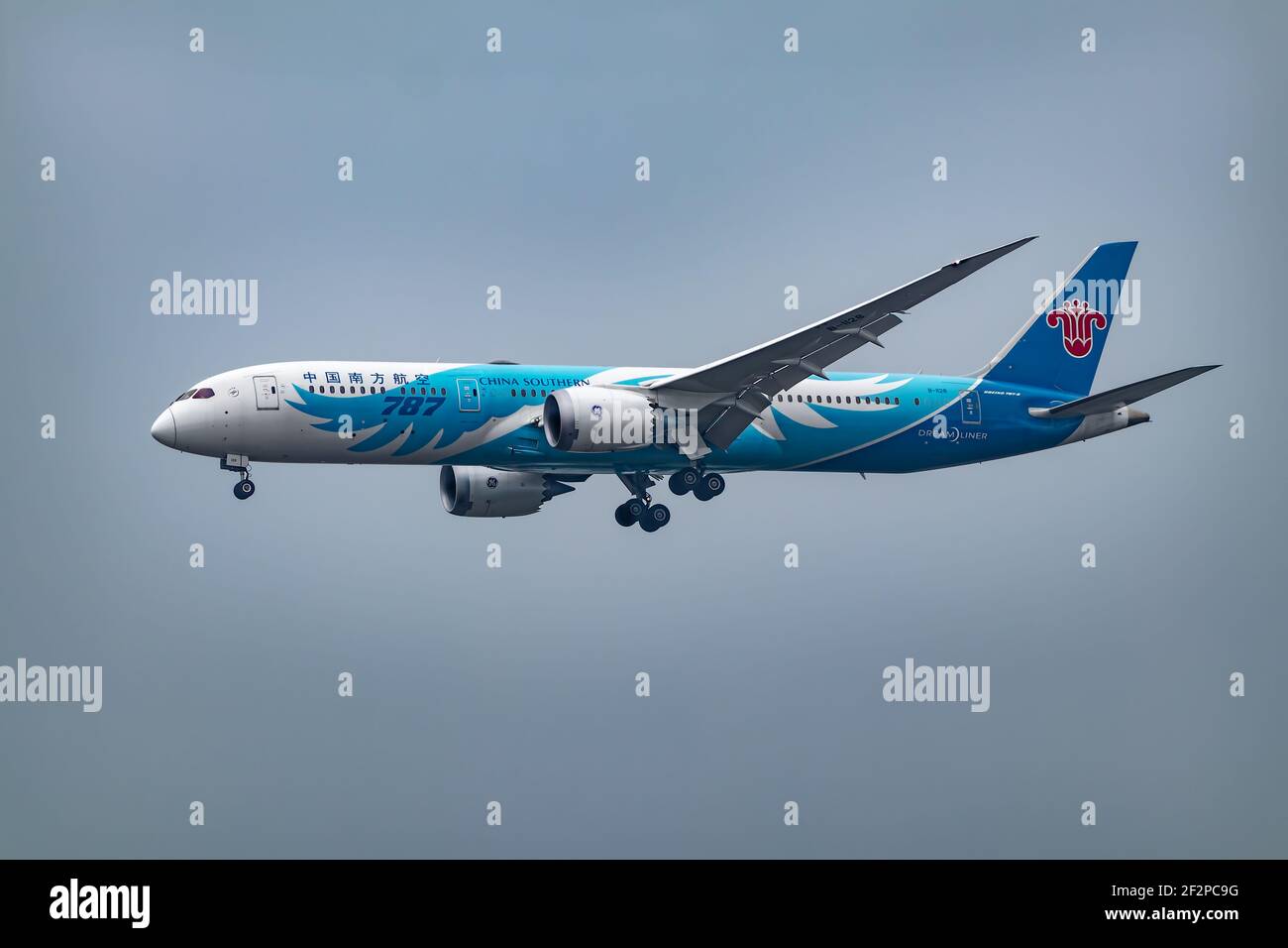 Londres, Heathrow Airport - Mars 2020: China Southern Airlines Boeing 787 Dreamliner survolant une journée remplie de smog et de couvert. Le train d'atterrissage est o Banque D'Images