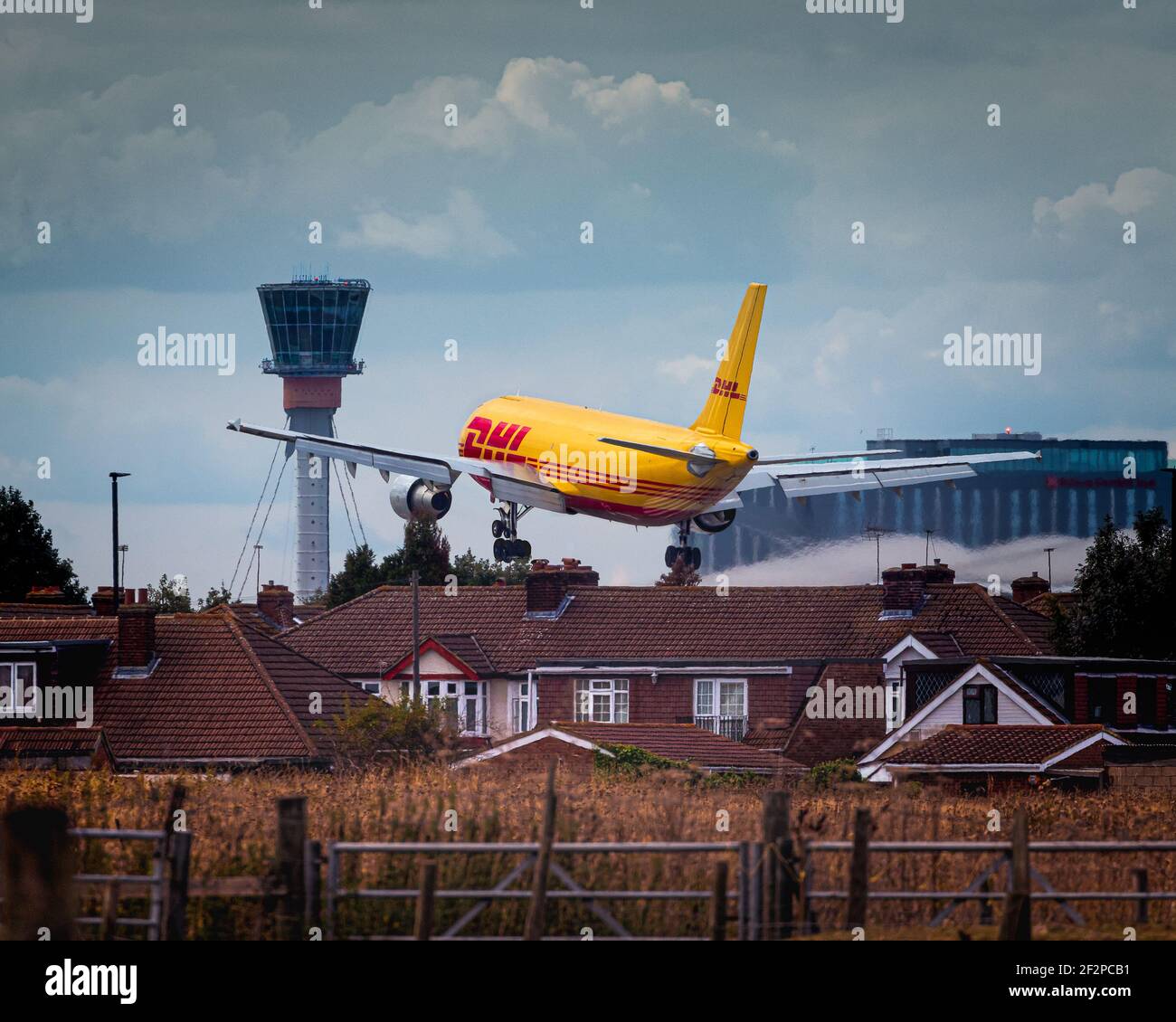 Londres, aéroport de Heathrow - 07 septembre 2019 : DHL, Airbus A300 Landing sur la piste 27L libérant d'énormes quantités de fumées juste après les maisons résidentielles. Image AB Banque D'Images