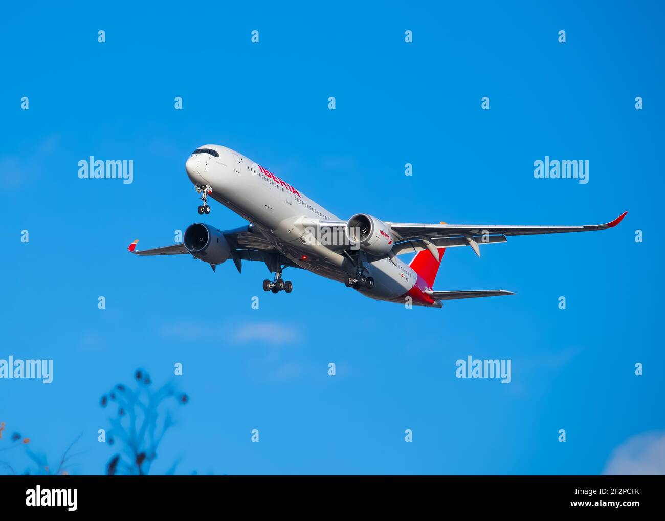 Londres, Royaume-Uni, octobre 2020. Spanish Airline, Iberia, Airbus A350, vol aérien arrivant à l'atterrissage à travers le ciel bleu clair. Image Abdul Quraishi Banque D'Images