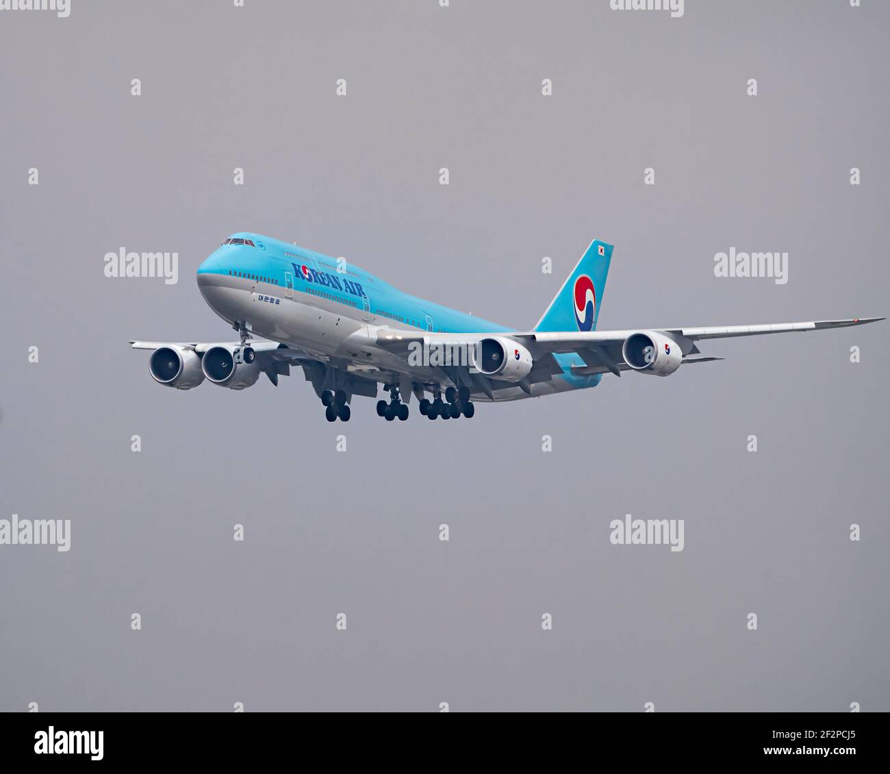 Londres, Heathrow Airport, Royaume-Uni, mai 2019 - Korean Air Boeing 747 Jumbo Jet survolant un ciel gris et couvert. Image Abdul Quraishi Banque D'Images