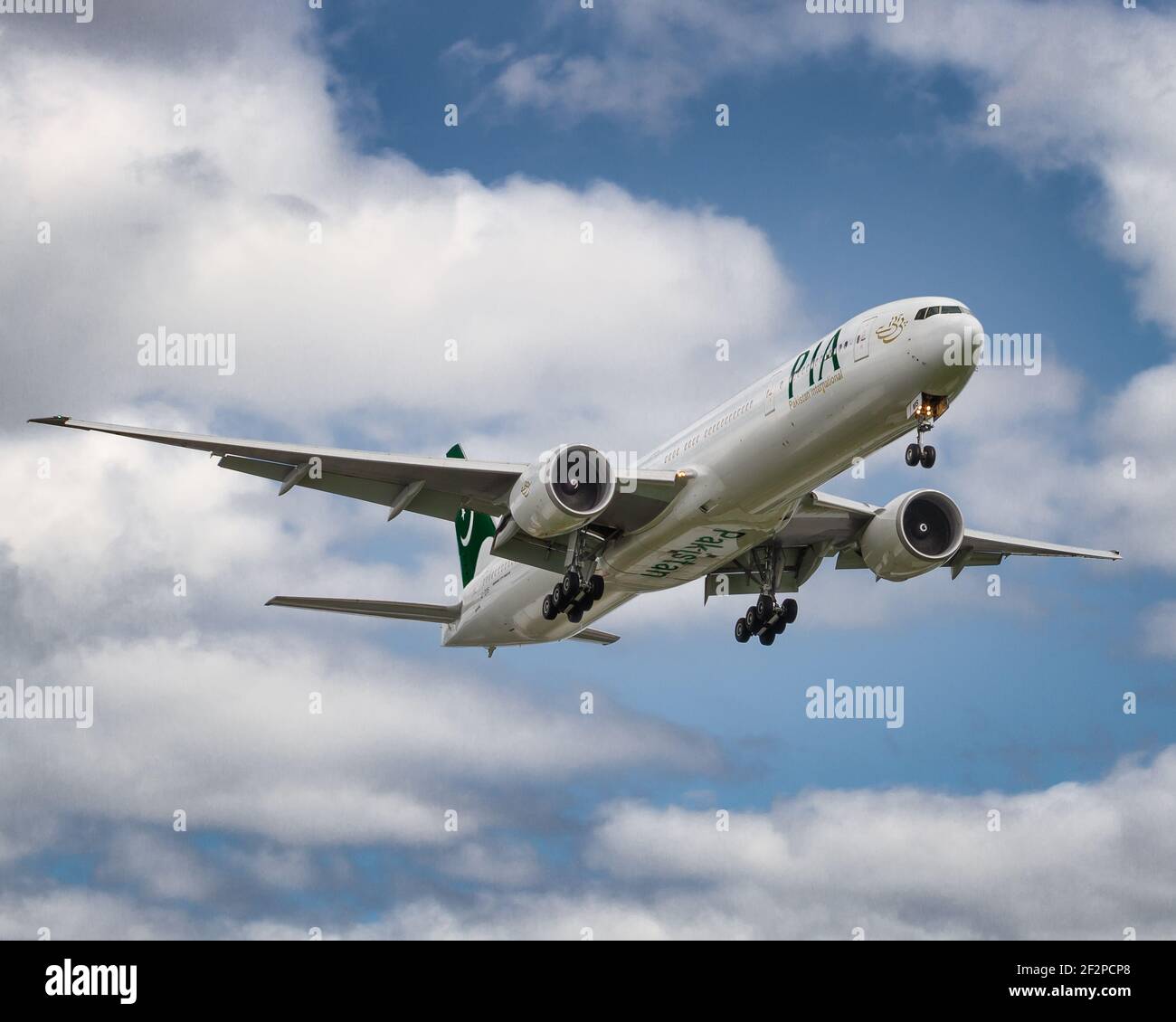 Londres, Heathrow Airport - février 2020: Pia, Pakistan International Airlines sur son approche finale par des nuages brisés. Image Abdul Quraishi Banque D'Images