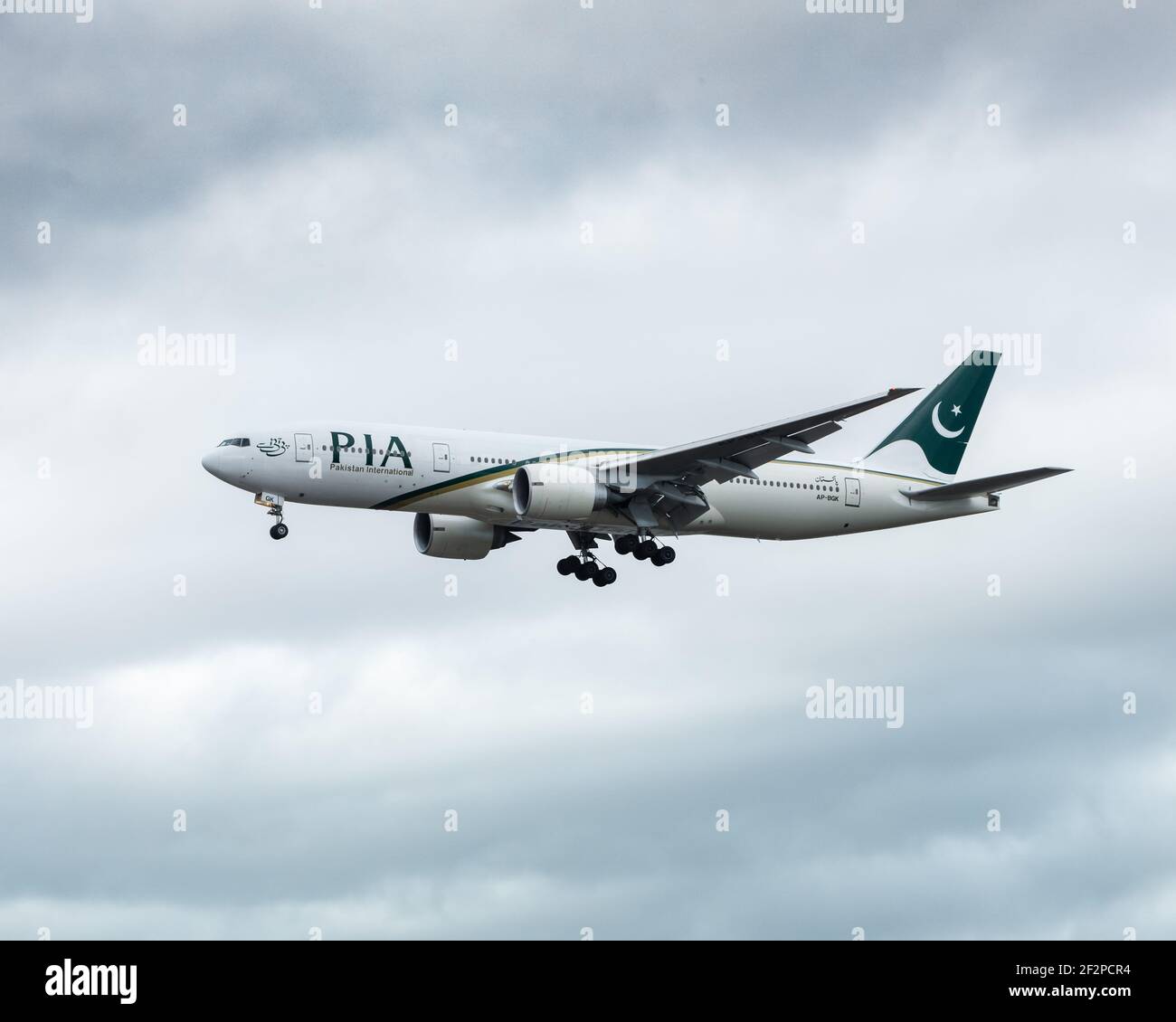 Londres, Heathrow Airport - Mars, 2020: Pia, Pakistan International Airlines sur son approche finale bien que gris et nuageux jour. Image Abdul Quraishi Banque D'Images