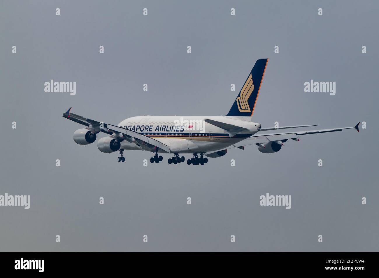 Royaume-Uni, Londres, avril 2019, Singapore Airlines, Airbus A380 Super Jumbo volant par une journée de vol. Vue du côté arrière gauche. Image : Abdul Quraishi Banque D'Images