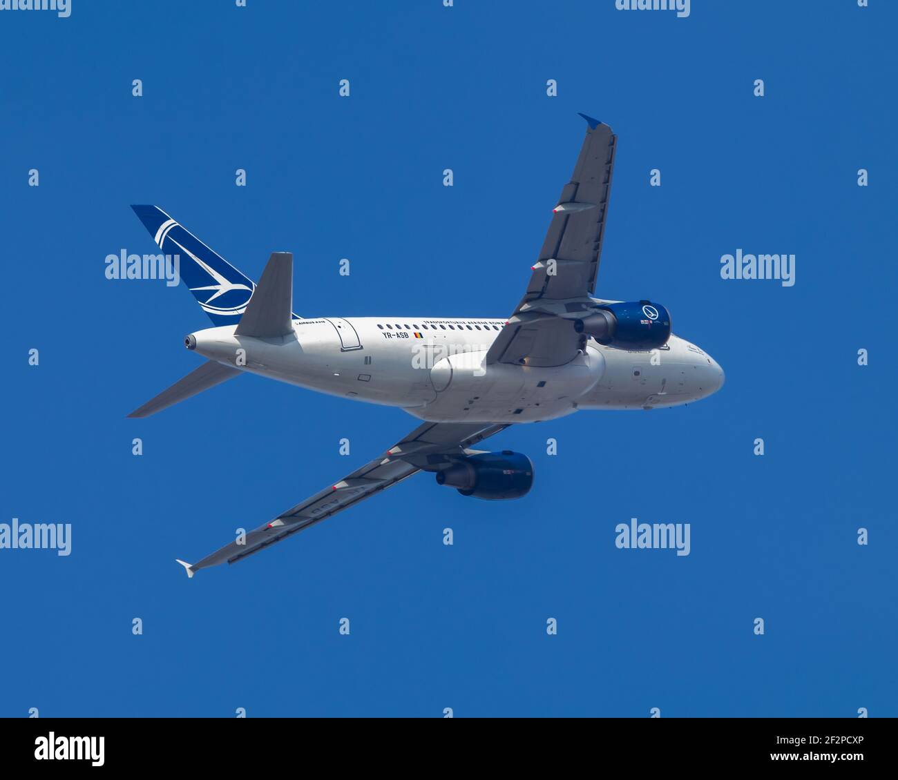 Londres, Royaume-Uni avril 2019. La compagnie aérienne roumaine, Tarom, Airbus A318, a capturé le vol aérien à travers un ciel bleu clair. Image Abdul Quraishi Banque D'Images