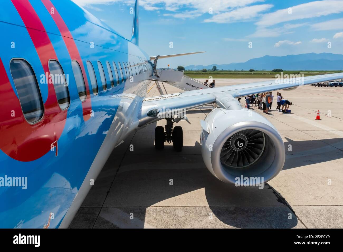 Aéroport de Kavala, Grèce, juin 2019 - Boeing 737 de Tui Airlines garés avec des passagers débarquant. Pris du côté gauche avec un seul moteur. Image Abdul Qurai Banque D'Images