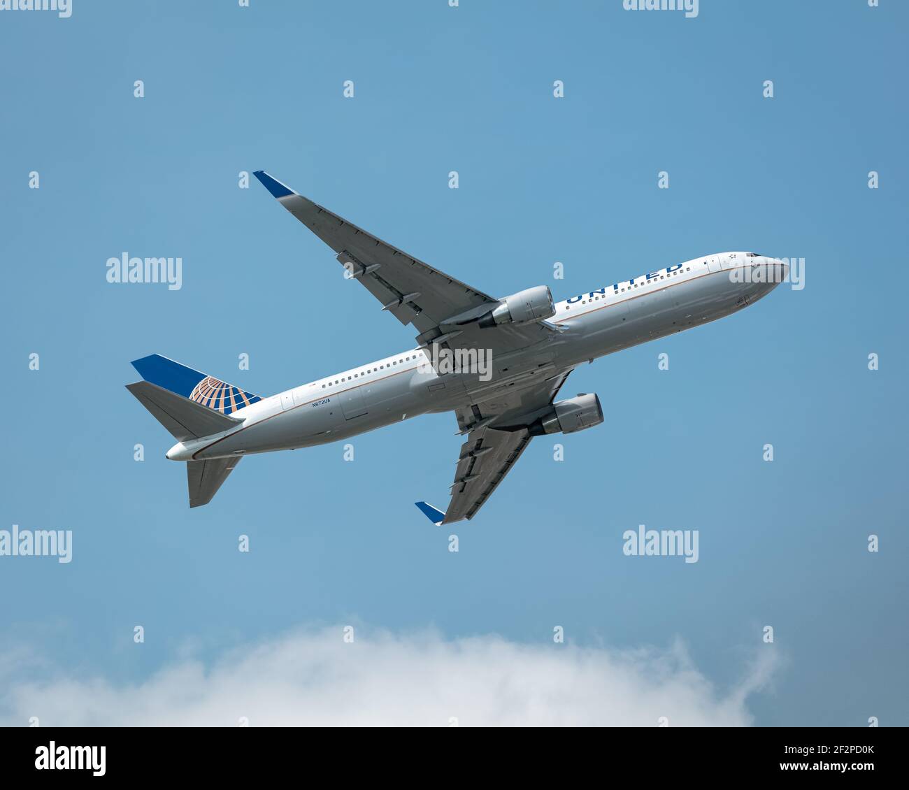 Londres, Heathrow Airport - avril 2019, United Airlines, Boeing 767 décollage de LHR Runway 09R dans un ciel bleu clair. Image Abdul Quraishi Banque D'Images