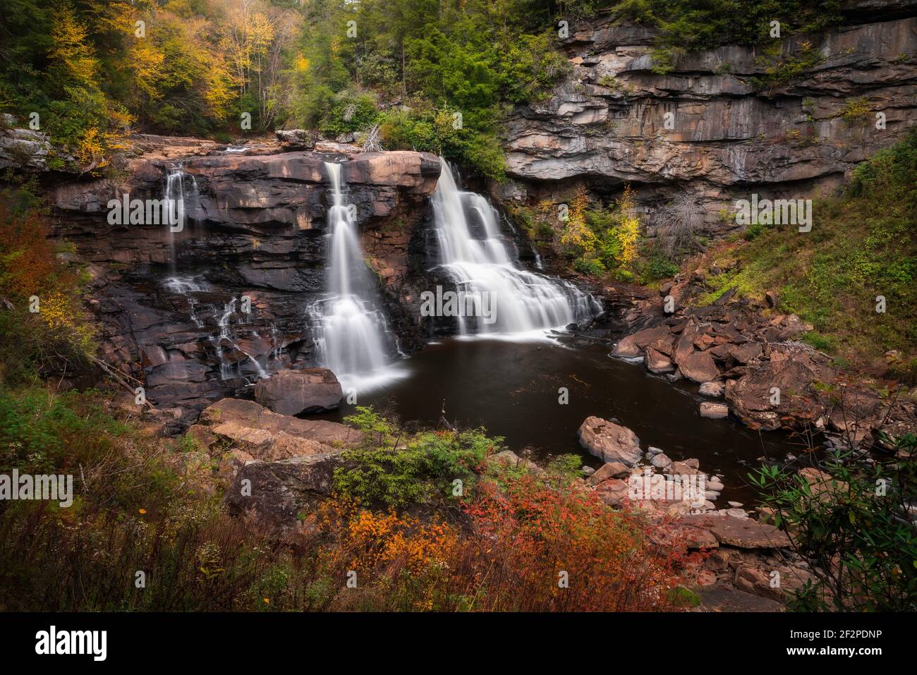 Une scène automnale à Blackwater Falls, la cascade nommée Blackwater Falls State Park à Davis, Virginie occidentale. Banque D'Images
