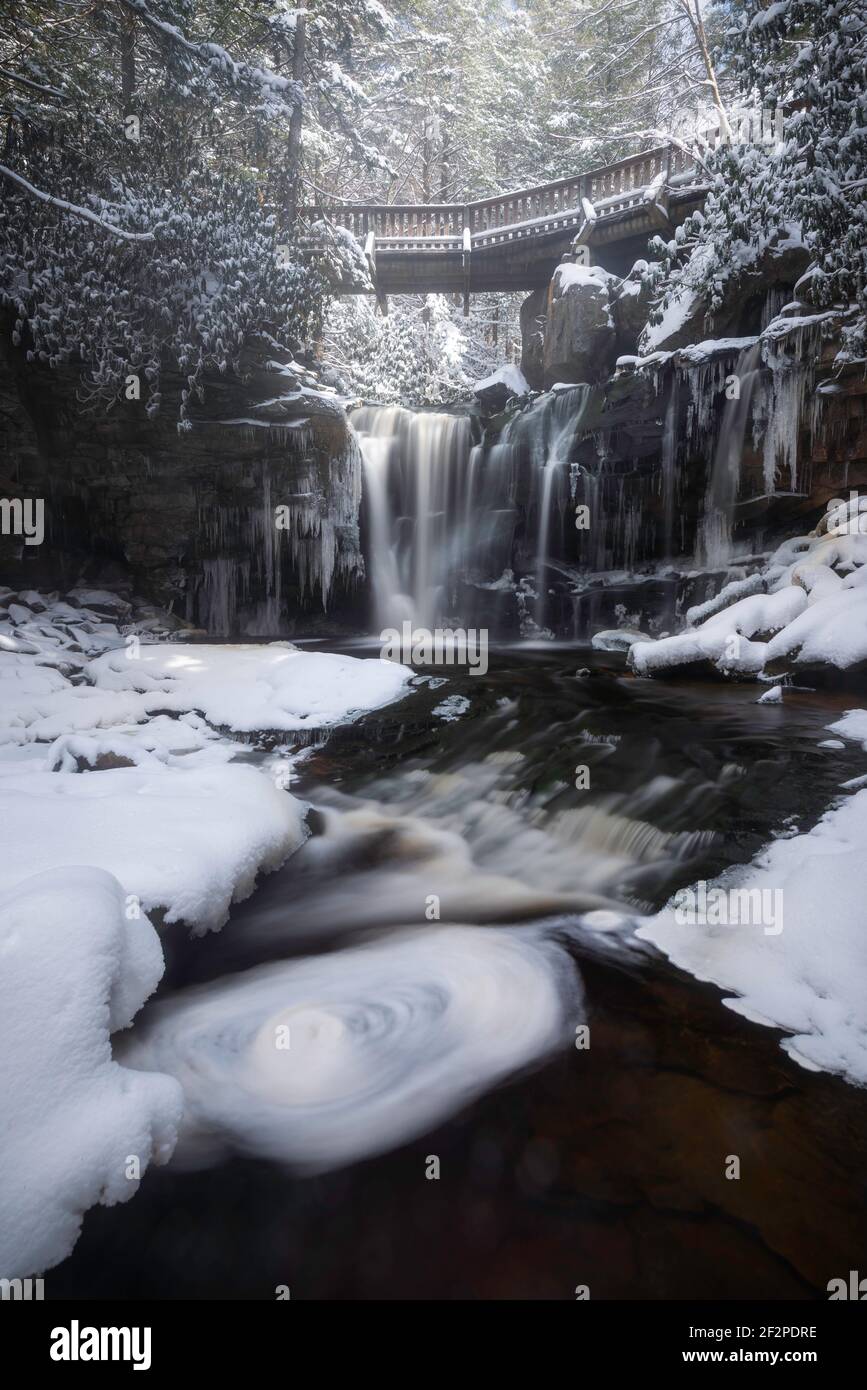 Un tourbillon de neige et de glace aux chutes d'Elakala à Davis, en Virginie-Occidentale. Banque D'Images
