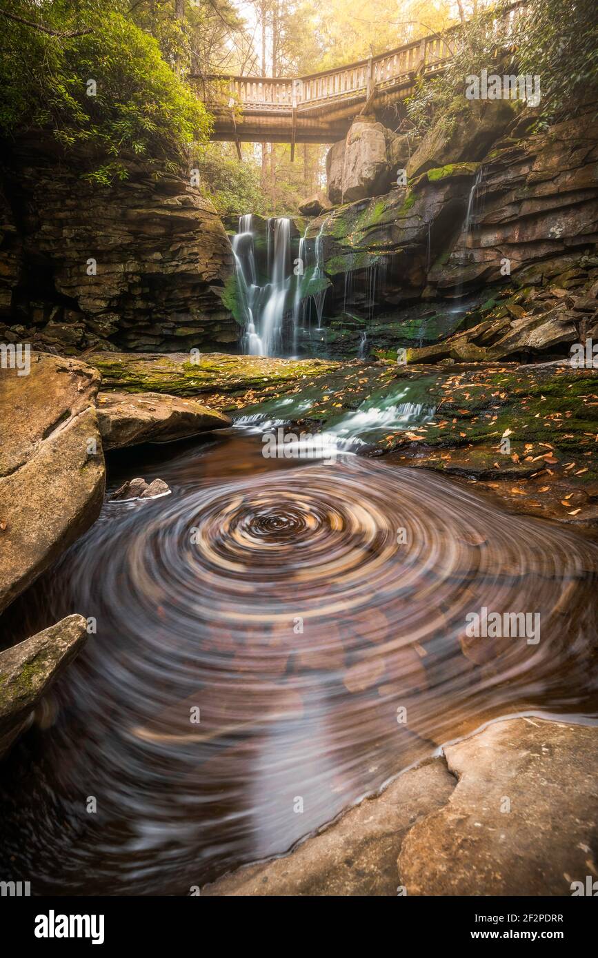 L'automne tourbillonne aux chutes d'Elakala, l'une des plus belles chutes d'eau de Virginie occidentale. Banque D'Images