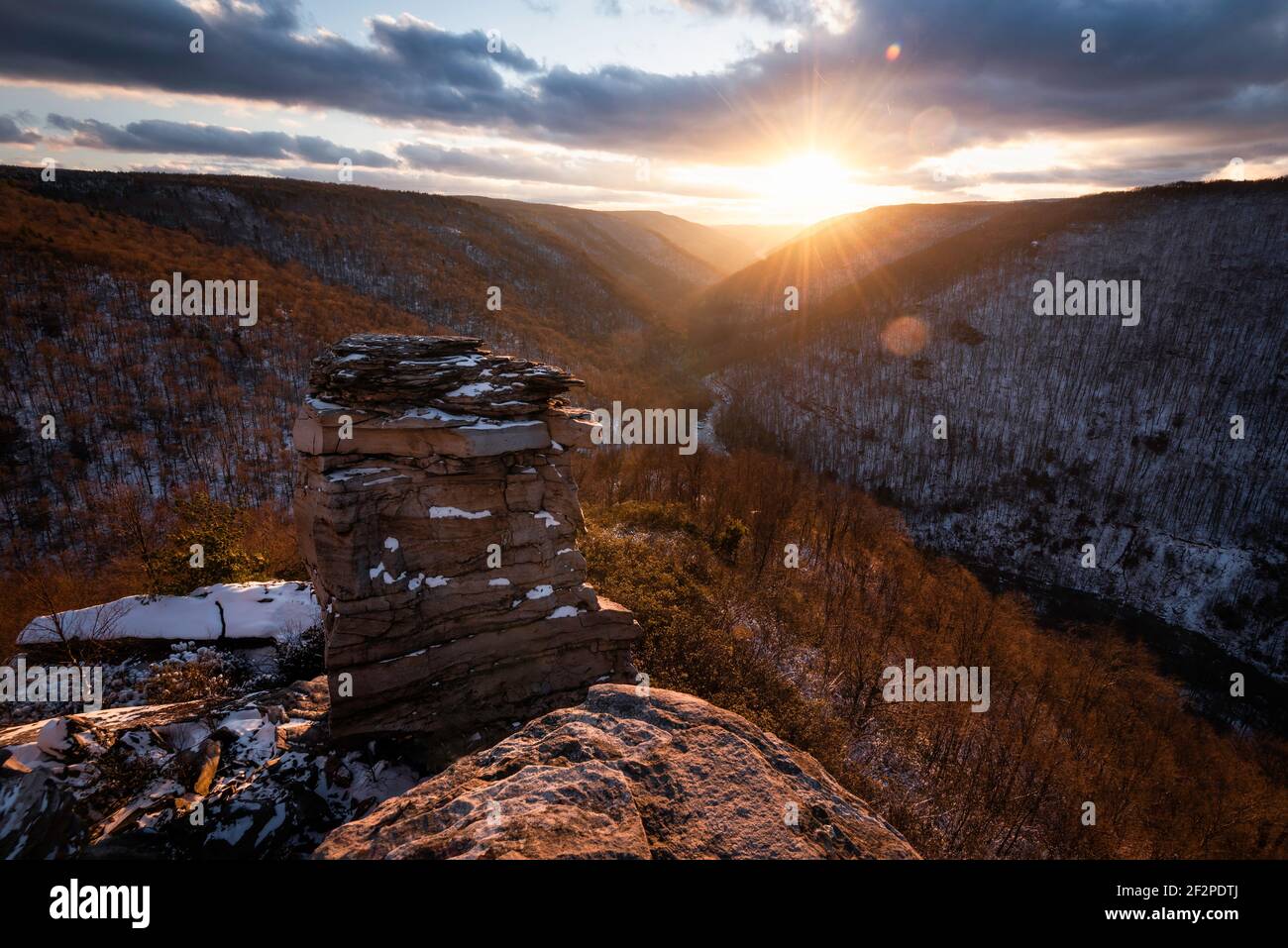 Un coucher de soleil glacial et grégueux du Blackwater Canyon depuis Lindy point dans le parc national de Blackwater Falls, Virginie-Occidentale. Banque D'Images