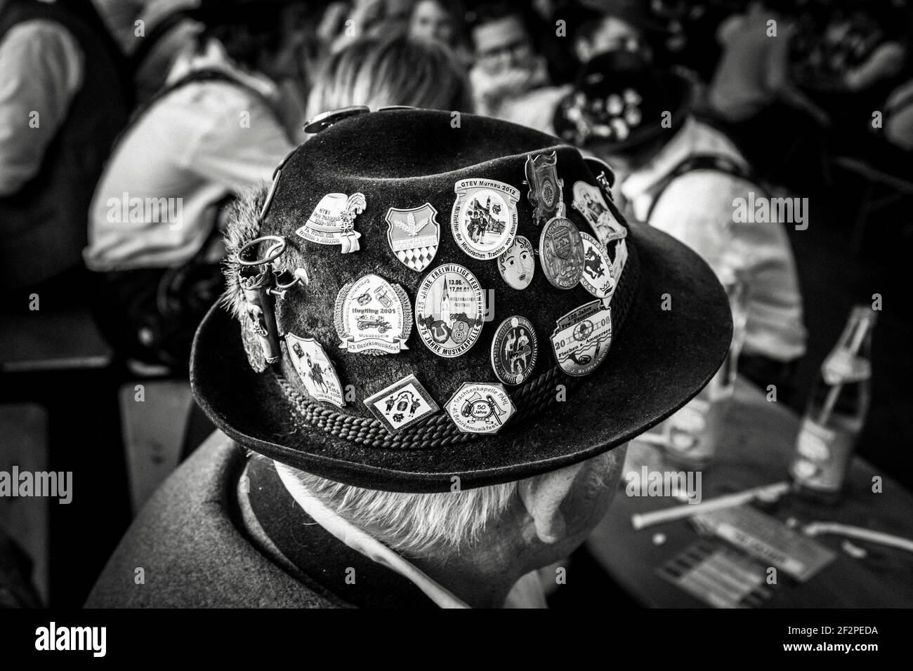 Allemagne, Bavière, Antdorf, semaine de fête de l'association traditionnelle de costumes. Homme avec chapeau traditionnel avec de nombreux badges de club des événements traditionnels ont assisté. Banque D'Images