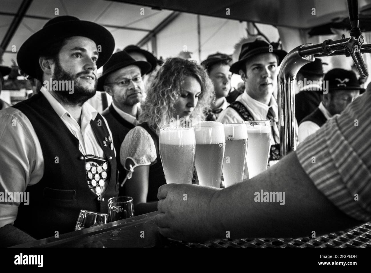 Allemagne, Bavière, Antdorf, semaine de fête de l'association traditionnelle de costumes. Les visiteurs du chapiteau attendent leur bière. Banque D'Images