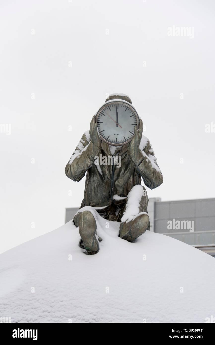 Allemagne, Saxe-Anhalt, Magdebourg, la sculpture enneigée 'Zeitzähler' sur l'Elbe à Magdebourg. Il a été créé par Gloria Friedmann de 2007 à 2008. Banque D'Images