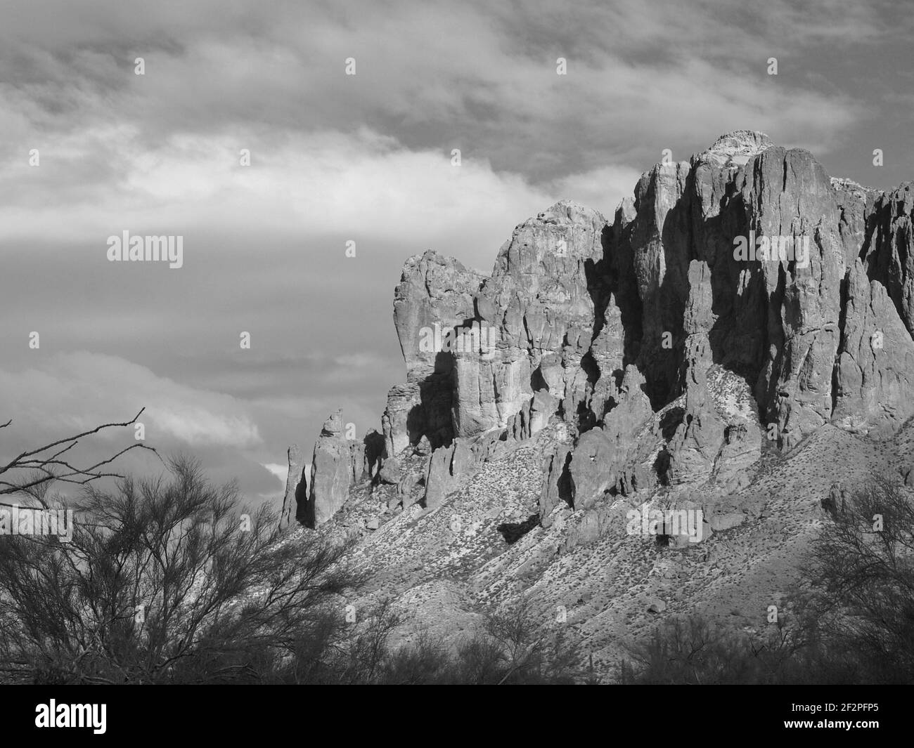 Superstition Mountain en Arizona en noir et blanc et couleur. Situé dans la forêt nationale de Tonto, c'est une vue spectaculaire et un endroit pour la randonnée. Banque D'Images
