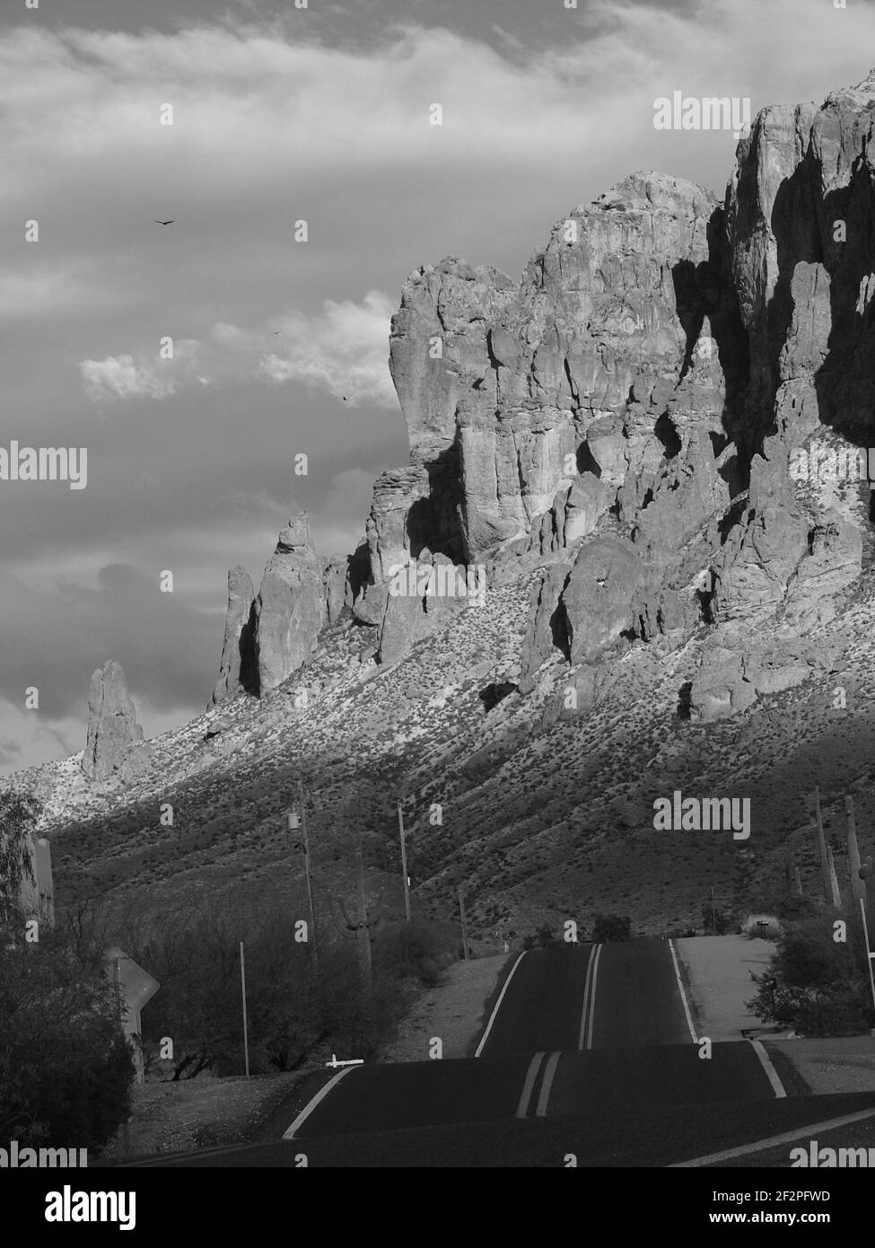 Superstition Mountain en Arizona en noir et blanc et couleur. Situé dans la forêt nationale de Tonto, c'est une vue spectaculaire et un endroit pour la randonnée. Banque D'Images